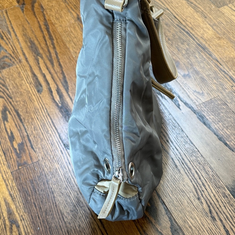 Sondra Roberts Women’s Gray Beige Shoulder Bag With Unique Side Panels - Picture 6 of 11